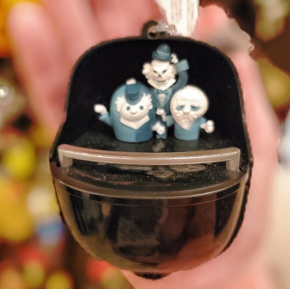 DISNEY PARKS HAUNTED MANSION HITCHHIKING KEYCHAIN - Picture 3 of 6